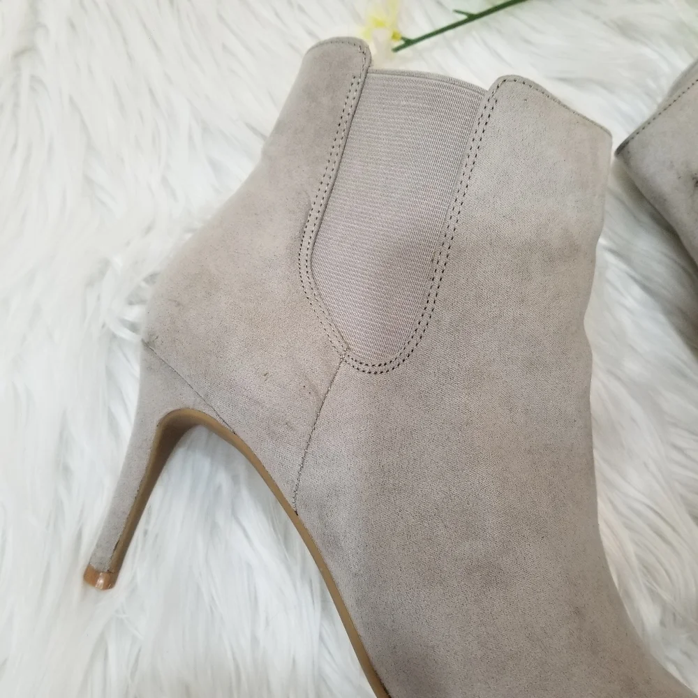EXPRESS Pointed Faux Suede Ankle Boots Light Gray Color SIZE 9.